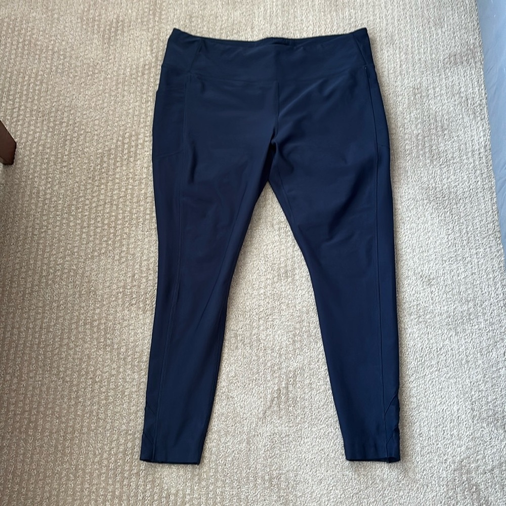 Navy, cute crisscross, cut outs at the ankle. Size XXL leggings